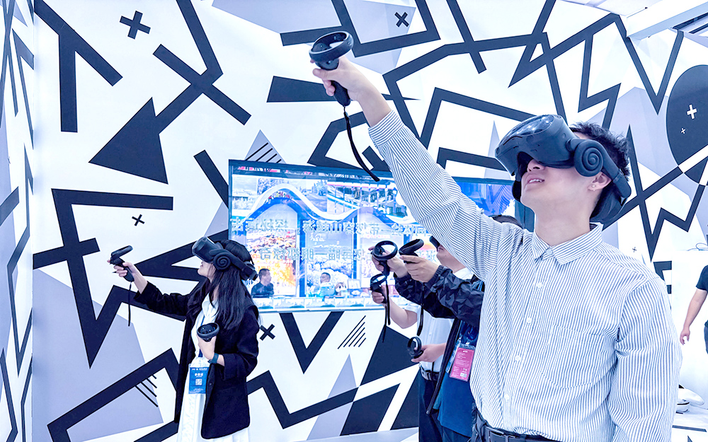 如何通過用戶行為數據優化VR線上虛擬展廳內容？